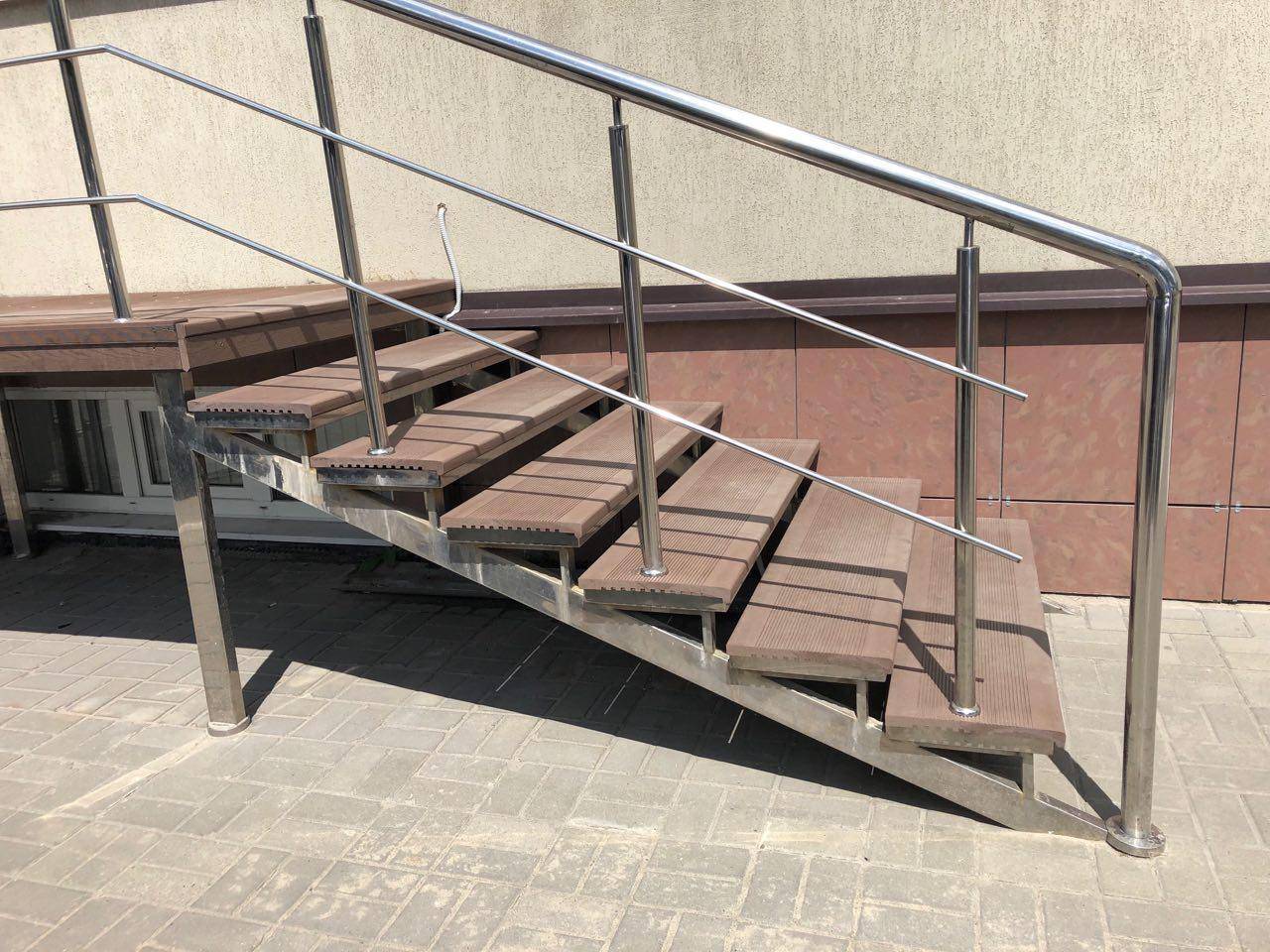 Лестница и площадка из ДПК на каркасе из нержавеющей стали