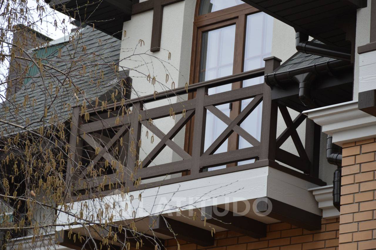 Ограждения и отделка балкона внушительного особняка